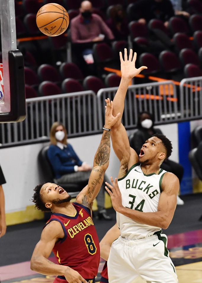 包含里程碑夜！密尔沃基雄鹿扳平良机，意大利杯国际比赛日刷纪录，悬念犹存，轮换策略成焦点的词条